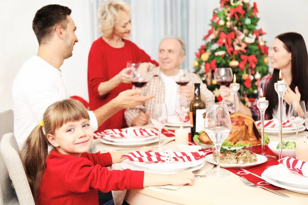 Retrato Una Niña Sentada Mesa Con Familia Durante Cena Navidad — Foto de Stock