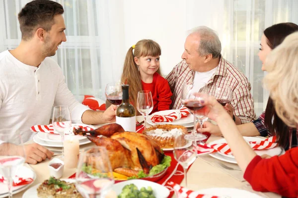 Família Feliz Ter Jantar Ação Graças Sala Estar — Fotografia de Stock