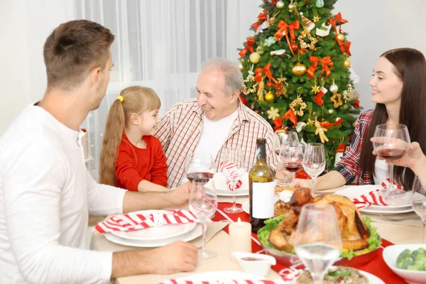 Lycklig Familj Som Äter Julmiddag Vardagsrummet — Stockfoto