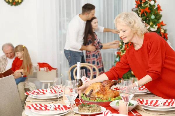 Donna Anziana Che Serve Tavolo Cena Natale — Foto Stock