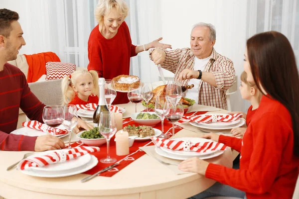 Οικογένεια Έχοντας Δείπνο Των Ευχαριστιών Στο Σαλόνι — Φωτογραφία Αρχείου