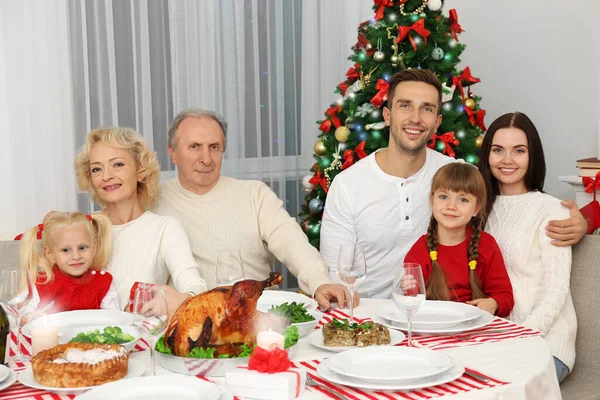 Ευτυχισμένη Οικογένεια Που Έχει Χριστουγεννιάτικο Δείπνο Στο Σαλόνι — Φωτογραφία Αρχείου