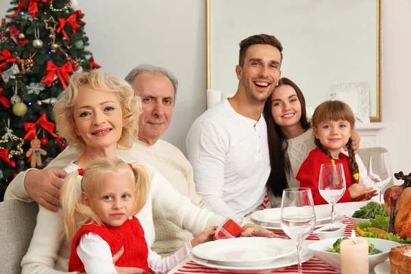 Felice Famiglia Avendo Cena Natale Soggiorno — Foto Stock