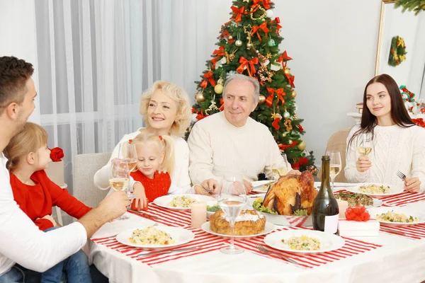 Felice Famiglia Avendo Cena Natale Soggiorno — Foto Stock