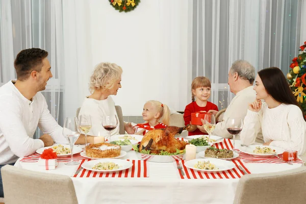 Felice Famiglia Avendo Cena Natale Soggiorno — Foto Stock