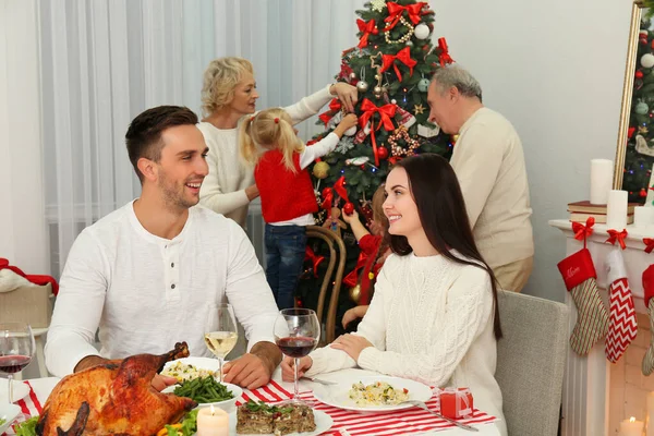 Feliz Familia Celebrando Navidad Salón — Foto de Stock