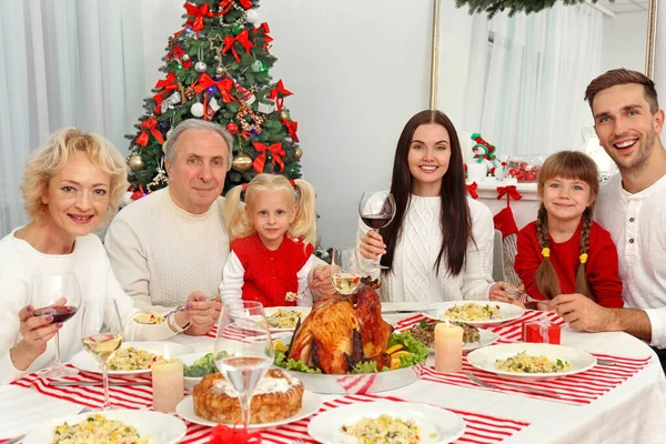 Familia Feliz Teniendo Cena Navidad Sala Estar — Foto de Stock