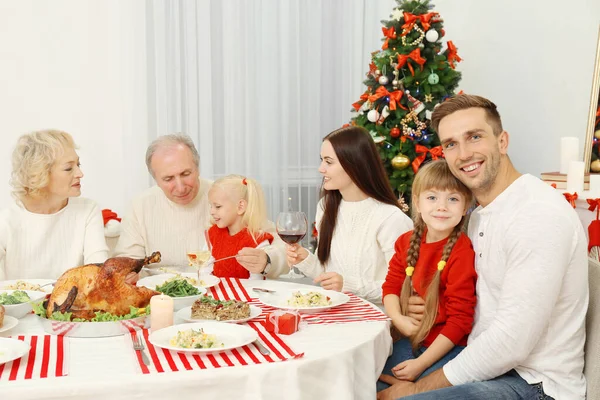 Felice Famiglia Avendo Cena Natale Soggiorno — Foto Stock