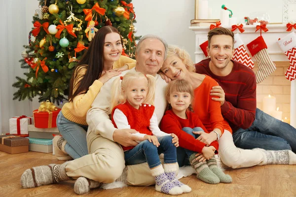 Feliz Familia Sentada Sala Estar Decorada Para Navidad — Foto de Stock
