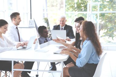 İş günü konsepti. Ofisteki bilgisayarlar üzerinde çalışan meslektaşlar