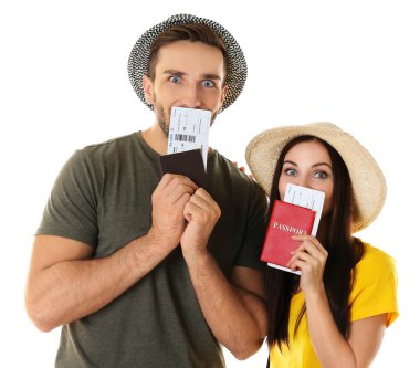 Beyaz arka planda biletleri ve pasaportları olan mutlu bir çift.