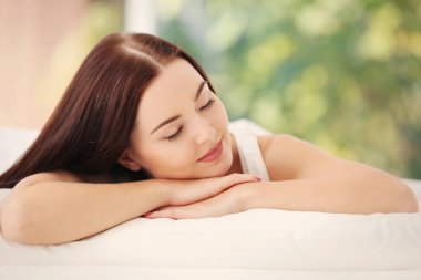 Yatak odasında uyuyan çekici genç bir kadının yakın çekimi.