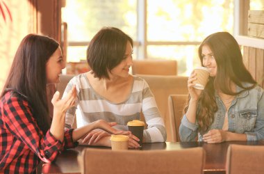 Güneşli günde kafede kahve içme neşeli genç kadın