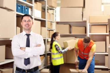 Depoda kutuları olan genç işçiler