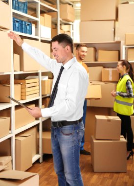 Depoda panosu olan genç bir işadamı.