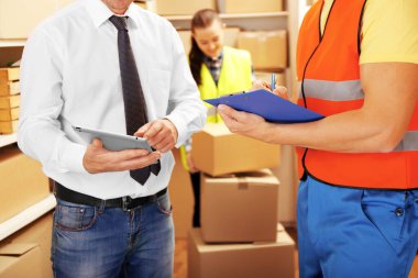 Depoda çalışan iki genç iş adamı.