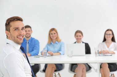 İş görüşmesi konsepti. İnsan kaynakları komisyonunun röportaj adamı