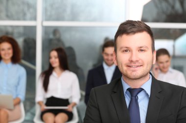 İş görüşmesi konsepti. Ofis salonunda duran iş adamı.
