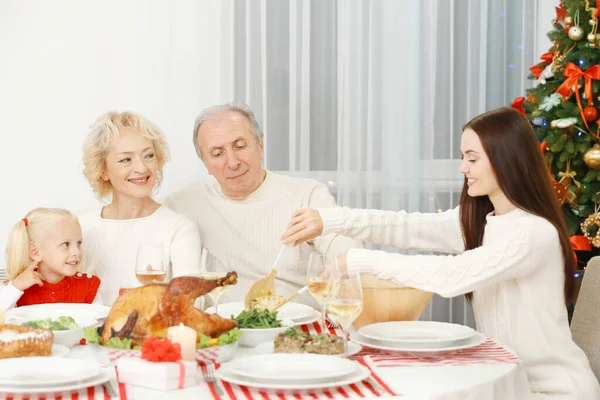 Felice Famiglia Avendo Cena Natale Soggiorno — Foto Stock