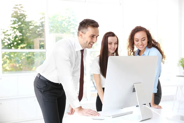 Business Training Concept Colleagues Looking Computer Monitor Office — Stock Photo, Image