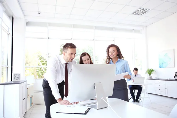 Üzleti Képzési Koncepció Kollégák Figyelik Számítógép Monitort Irodában — Stock Fotó