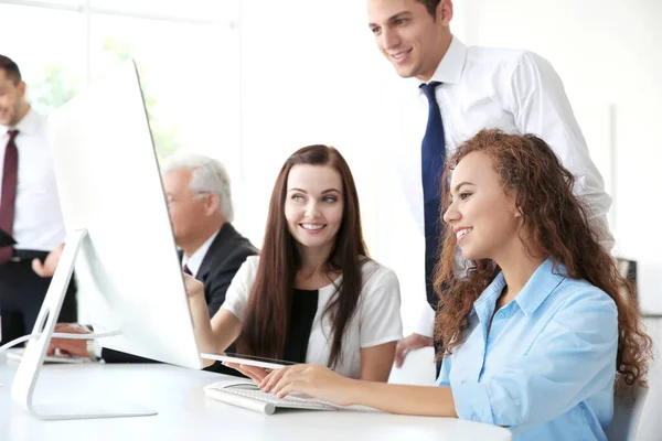 Conceito Formação Profissional Colegas Trabalhando Computadores Escritório — Fotografia de Stock