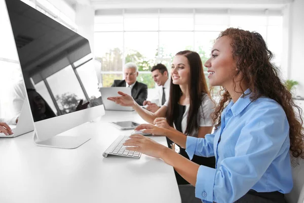 Concepto Formación Empresarial Colegas Trabajando Computadoras Oficina —  Fotos de Stock