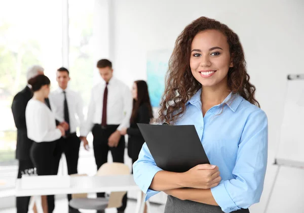 ビジネストレーニングコンセプト オフィスに立ってクリップボードと美しい女性 — ストック写真