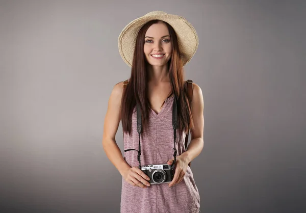 Jonge Vrouw Met Camera Grijze Achtergrond — Stockfoto