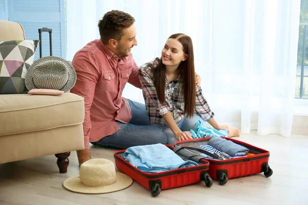 Feliz Pareja Embalaje Maleta Suelo Habitación — Foto de Stock