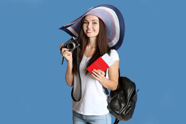 Junge Schöne Frau Mit Pass Auf Blauem Hintergrund — Stockfoto