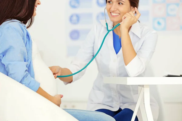 Médico Examinando Mulher Grávida Clínica — Fotografia de Stock