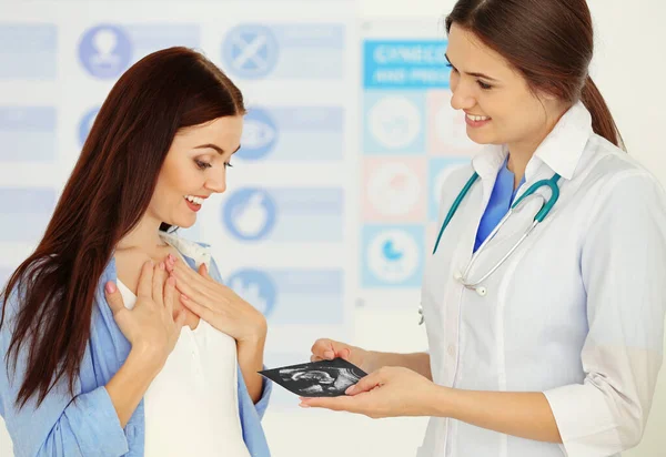 Gynecologist Giving Echo Photo Pregnant Woman — Stock Photo, Image