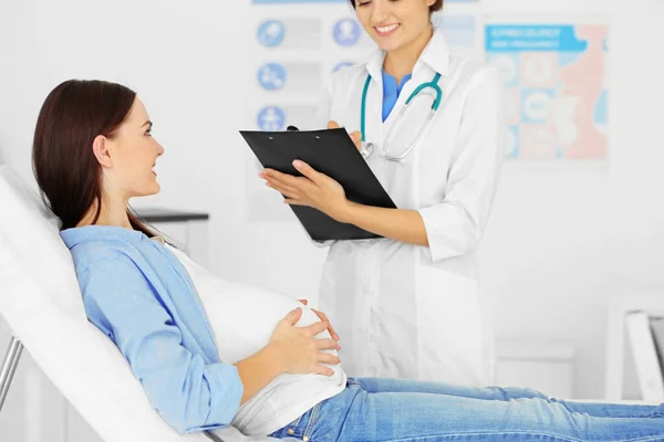 Mujer Embarazada Joven Que Visita Médico — Foto de Stock