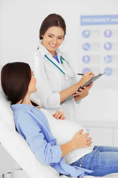 Junge Schwangere Frau Besucht Arzt — Stockfoto