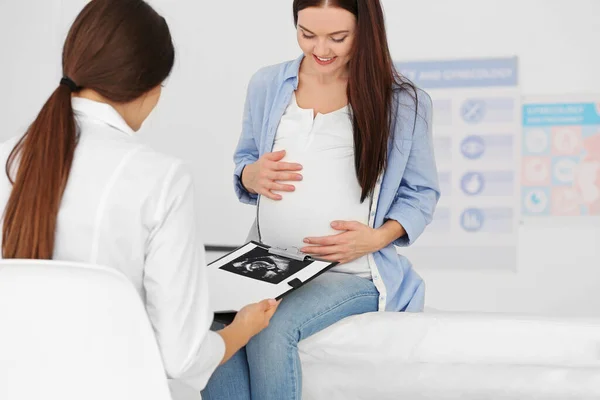 Young Pregnant Woman Visiting Gynecologist — Stock Photo, Image