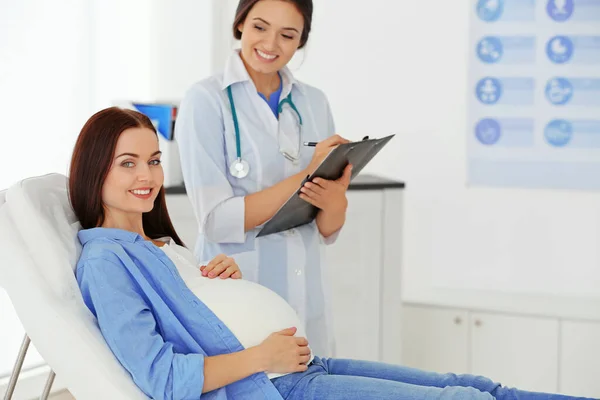Young Pregnant Woman Visiting Doctor — Stock Photo, Image