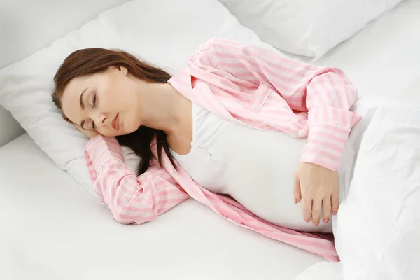 Νεαρή Έγκυος Γυναίκα Κοιμάται Λευκό Κρεβάτι — Φωτογραφία Αρχείου