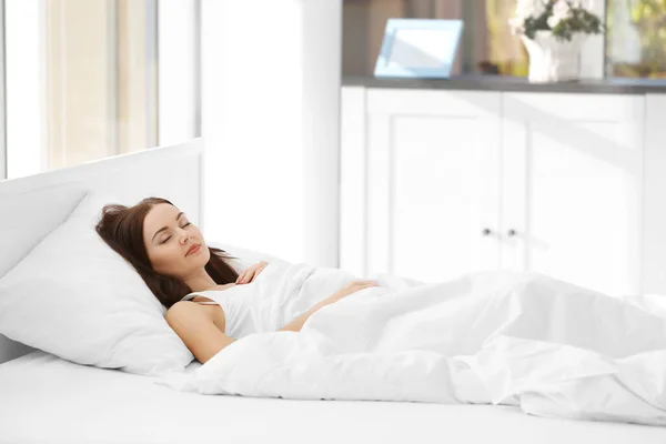 Jovem Mulher Atraente Dormindo Quarto — Fotografia de Stock