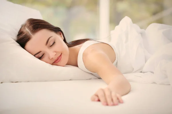 Jeune Femme Séduisante Dormir Dans Chambre — Photo