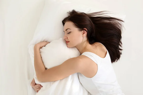 Jovem Mulher Atraente Dormindo Cama Branca — Fotografia de Stock