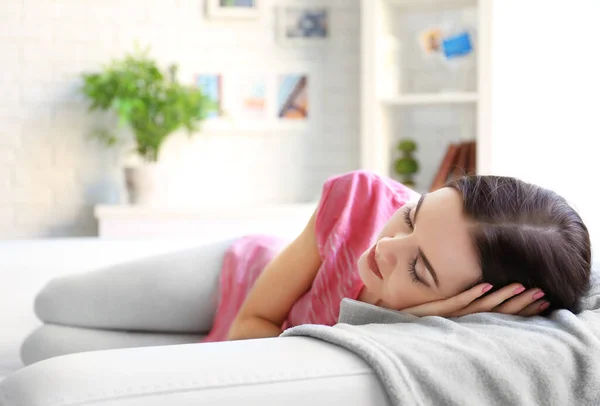 Mujer Joven Durmiendo Sofá Casa — Foto de Stock