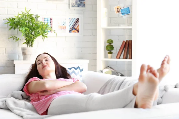 Jeune Femme Dormant Sur Canapé Maison — Photo