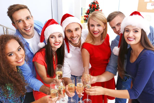 Jovens Com Copos Champanhe Celebrando Natal Festa Corporativa Escritório — Fotografia de Stock