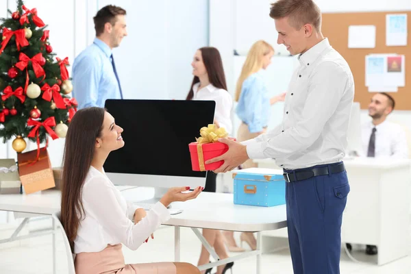 Jeune Homme Offrant Cadeau Noël Son Collègue Bureau — Photo