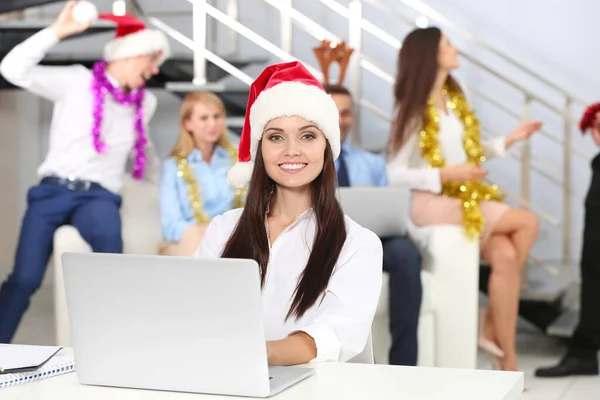 Mulher Bonita Usando Chapéu Papai Noel Enquanto Trabalhava Com Laptop — Fotografia de Stock