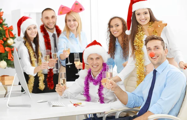 Jeunes Avec Des Verres Champagne Célébrant Noël Fête Entreprise Bureau — Photo