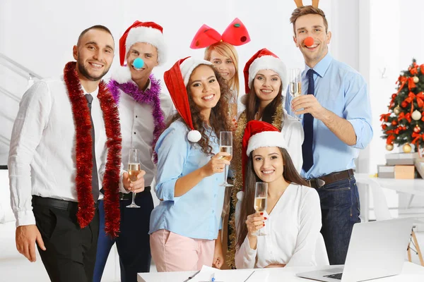 Ungdomar Med Glas Champagne Firar Jul Företagsfest Kontoret — Stockfoto