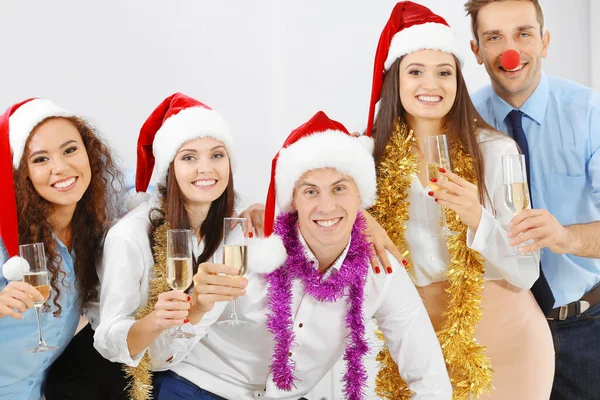オフィスの企業パーティーでクリスマスを祝うシャンパンのグラスを持つ若者 — ストック写真