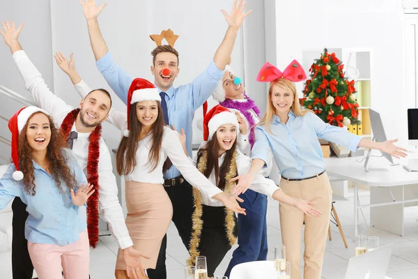 Jovens Comemorando Natal Festa Corporativa Escritório — Fotografia de Stock